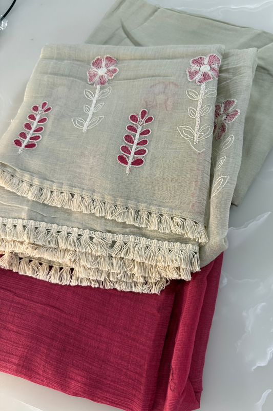 Mul Cotton Suit Set with Maroon Accents